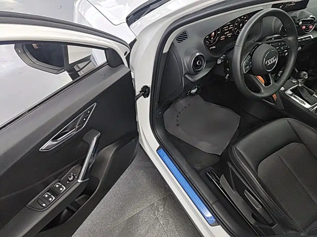 Audi Q2L E-Tron 2020 — фото 16