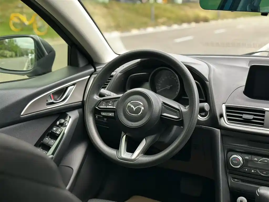 Mazda 3 Axela 2018 — фото 7