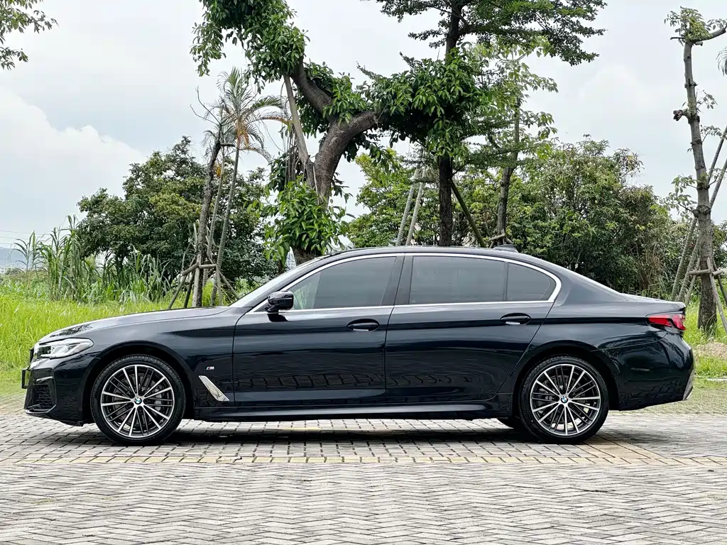 BMW 5 Series 2021 — фото 16