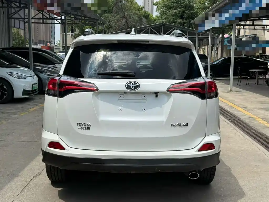 Toyota RAV4 2018 — фото 8