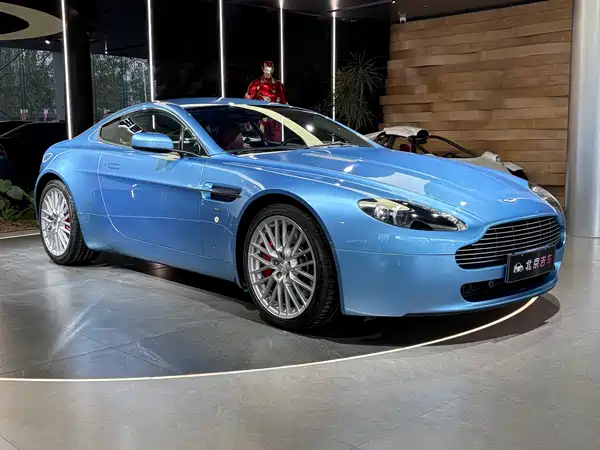 Aston Martin V8 Vantage 2011