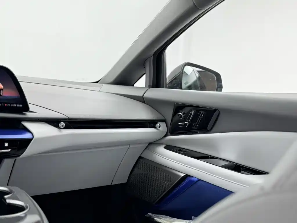 Cadillac IQ 2024 — фото 18