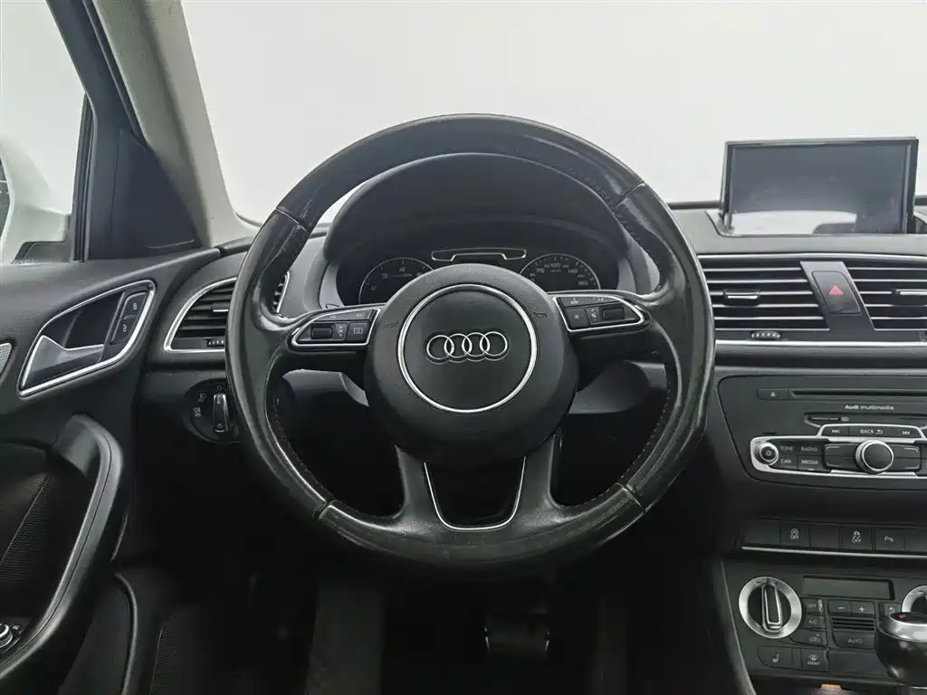 Audi Q3 2015 — фото 11