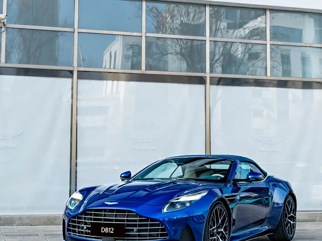 Aston Martin DB12 — фото 19