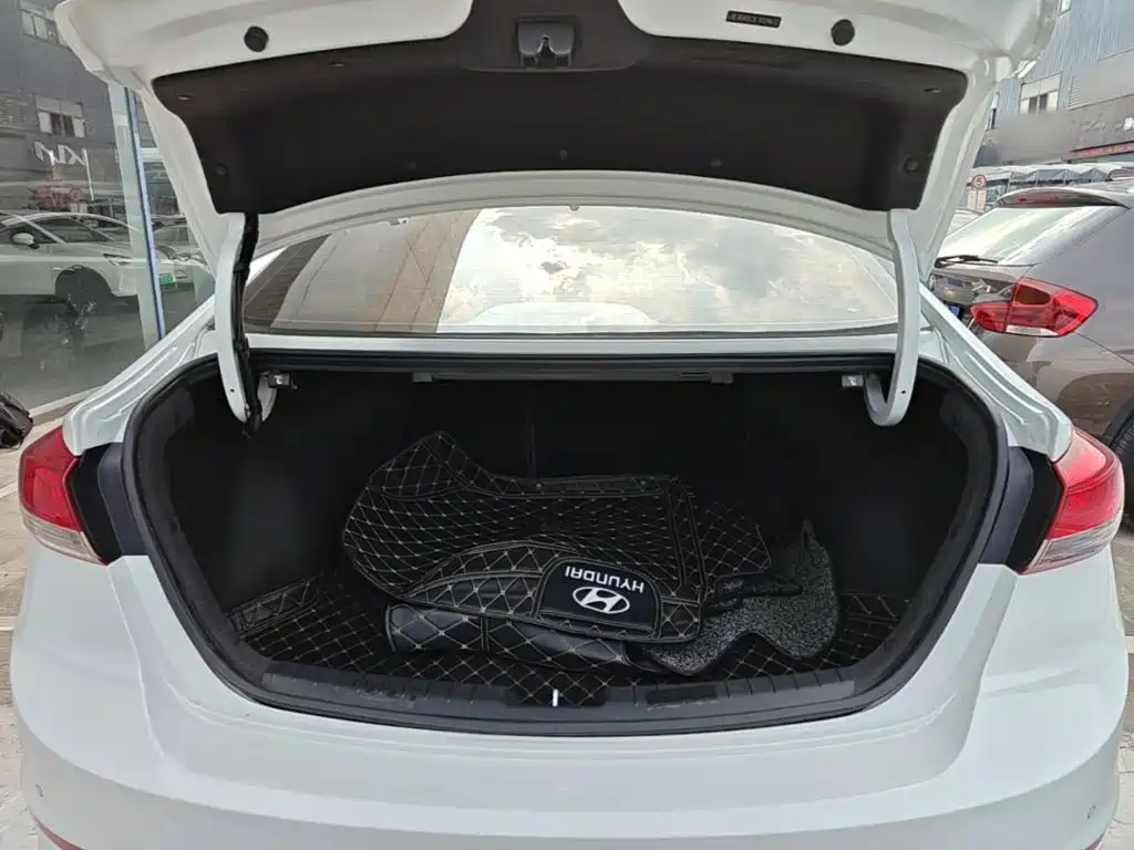 Hyundai Elantra 2020 — фото 19