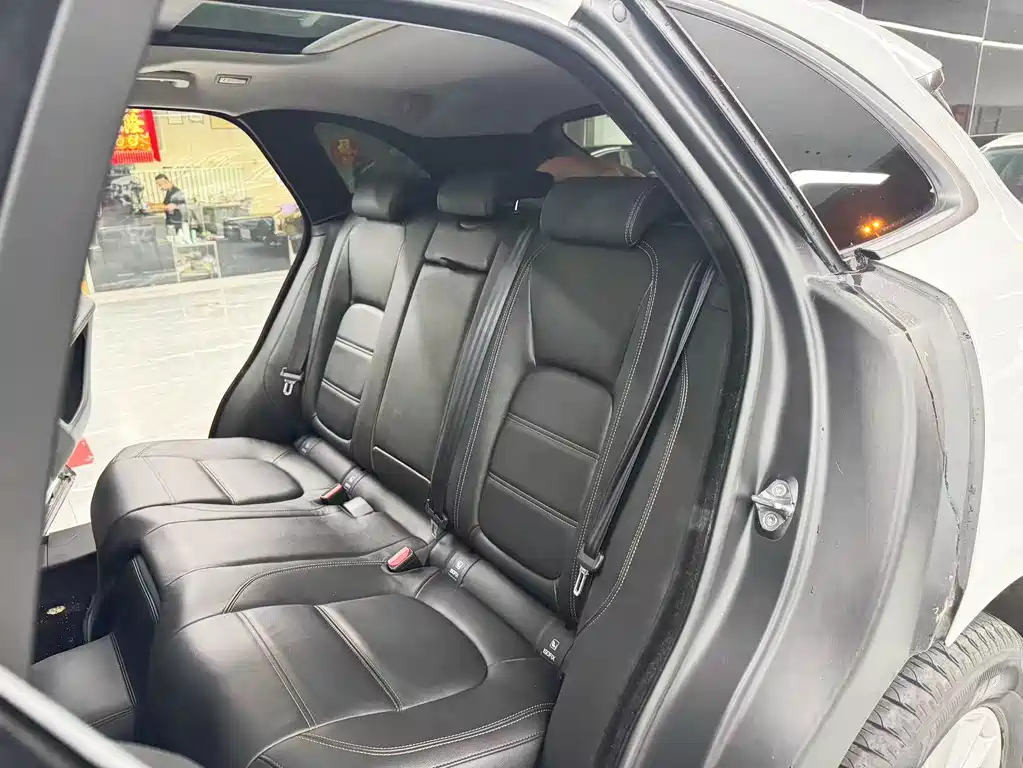 Jaguar F-PACE 2018 — фото 18