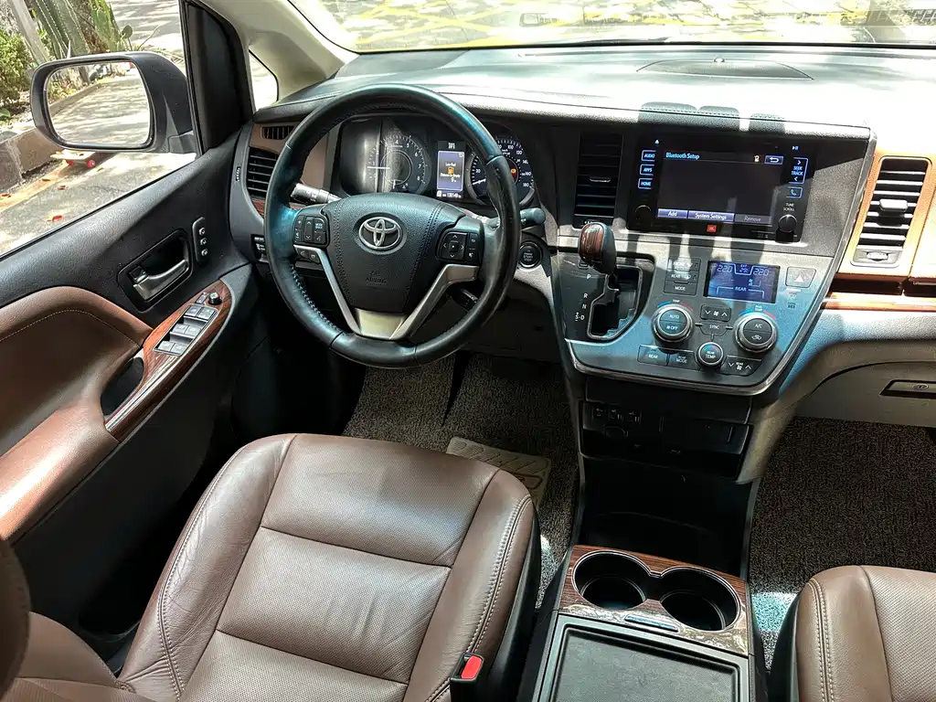 Toyota Sienna 2017 — фото 13