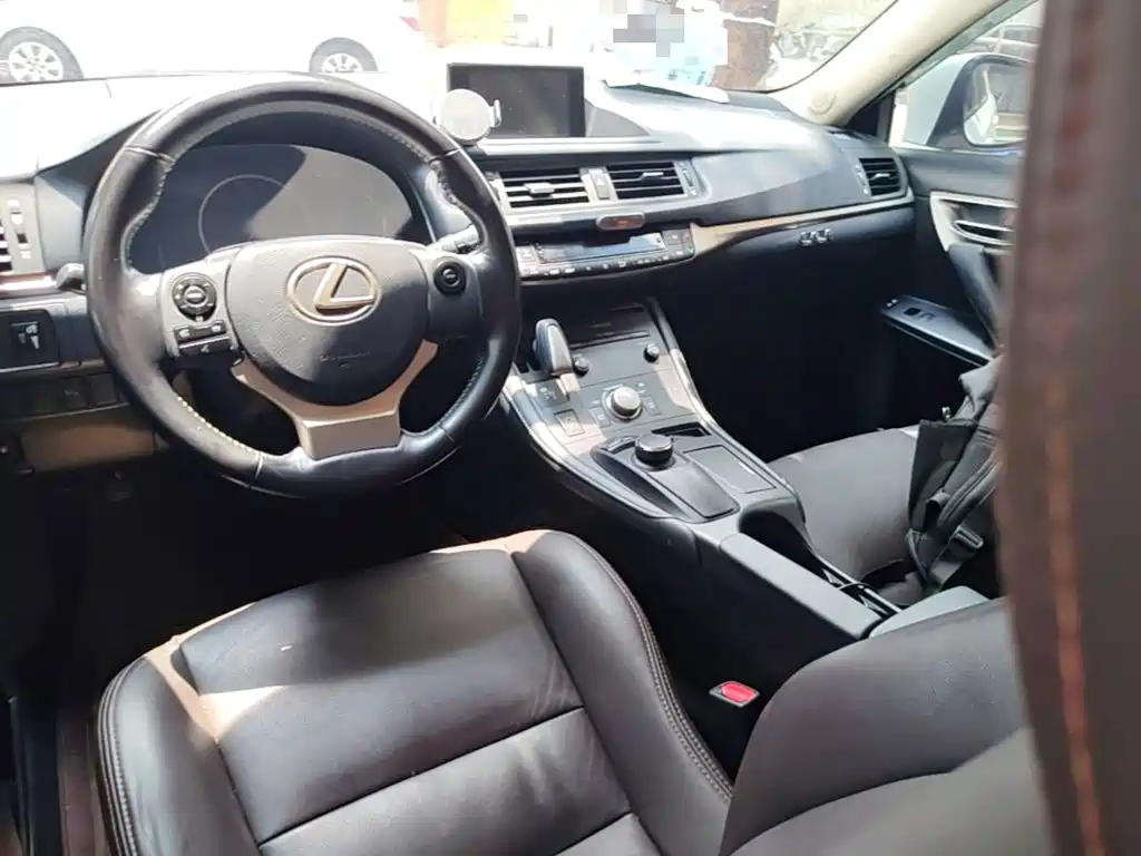 Lexus CT 2017 — фото 10