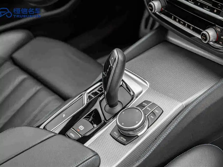 BMW 5 Series 2018 — фото 19