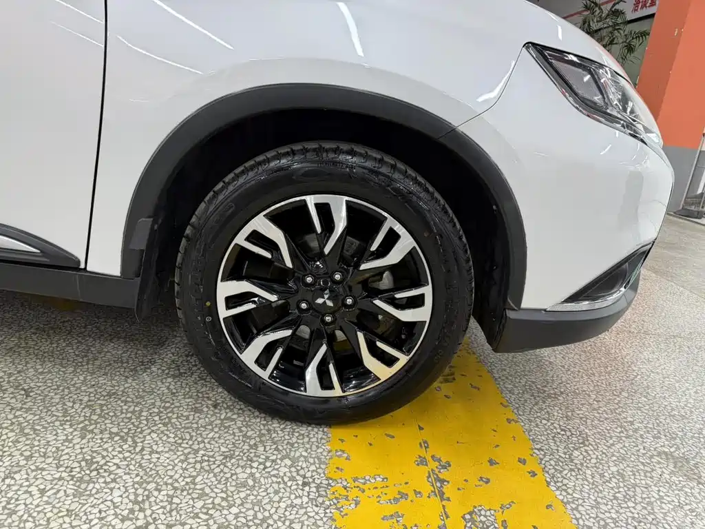 Mitsubishi Outlander 2020 — фото 12