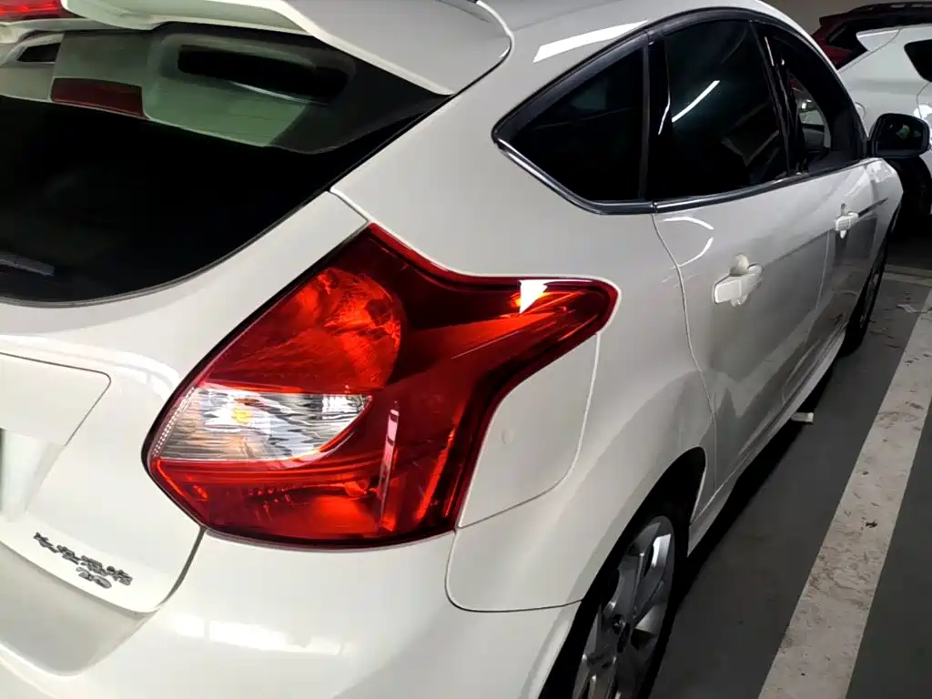 Ford Focus 2015 — фото 8