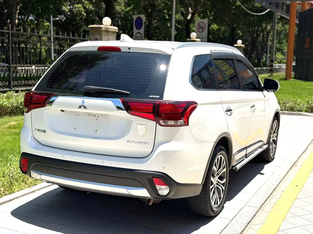 Mitsubishi Outlander 2017 — фото 4