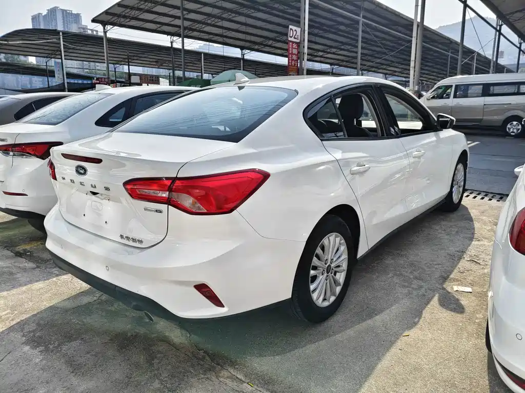 Ford Focus 2019 — фото 9