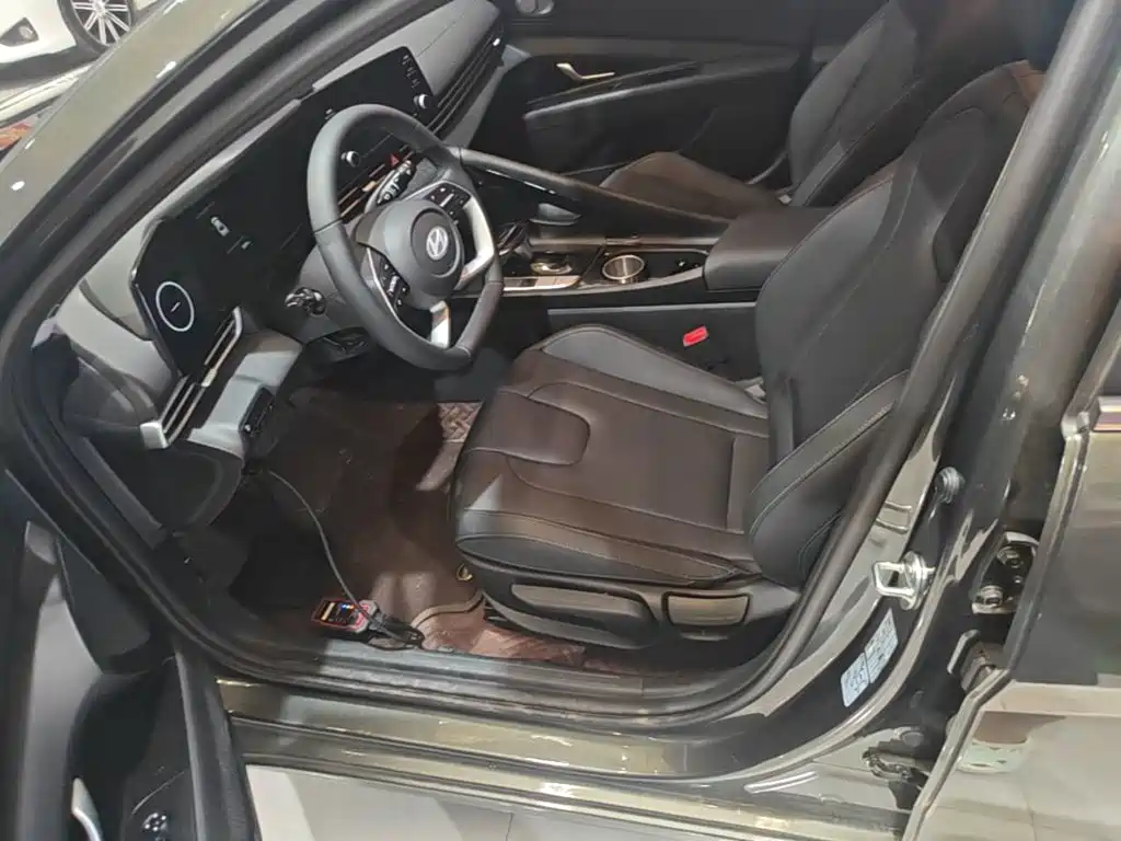 Hyundai Elantra 2025 — фото 15