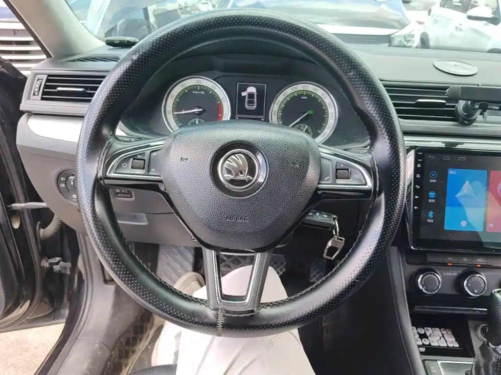 Skoda Superb 2019 — фото 11