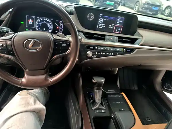 Lexus ES 2020