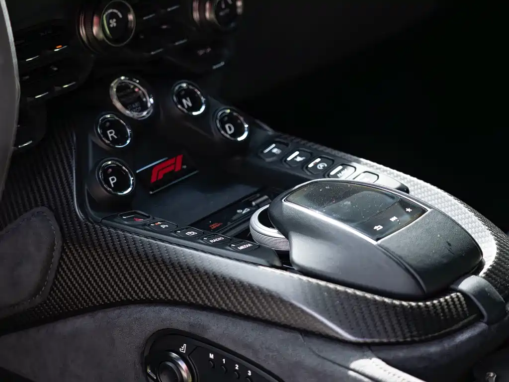 Aston Martin V8 Vantage 2022 — фото 11