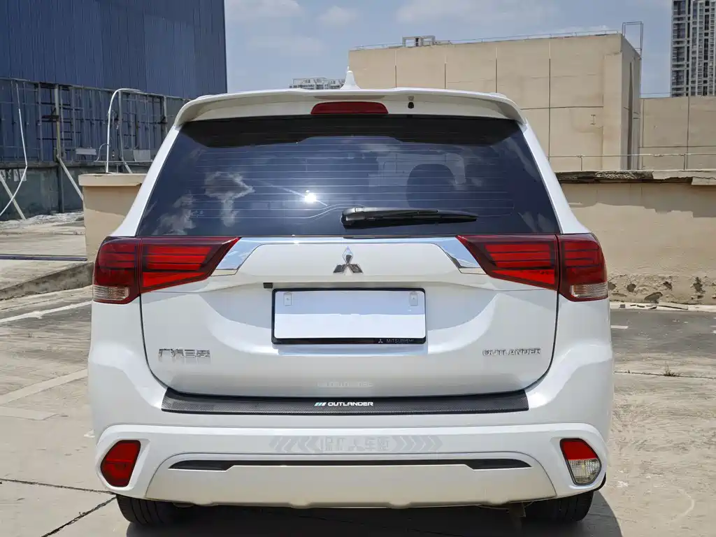 Mitsubishi Outlander 2022 — фото 14