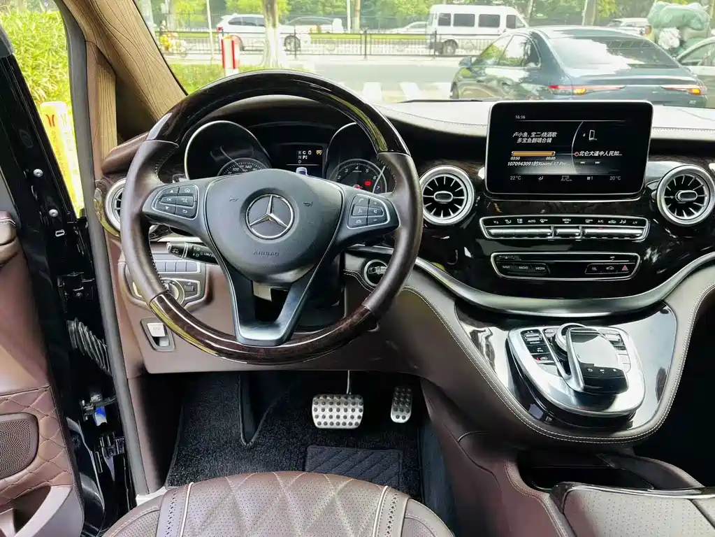 Mercedes-Benz V-Class 2020 — фото 26