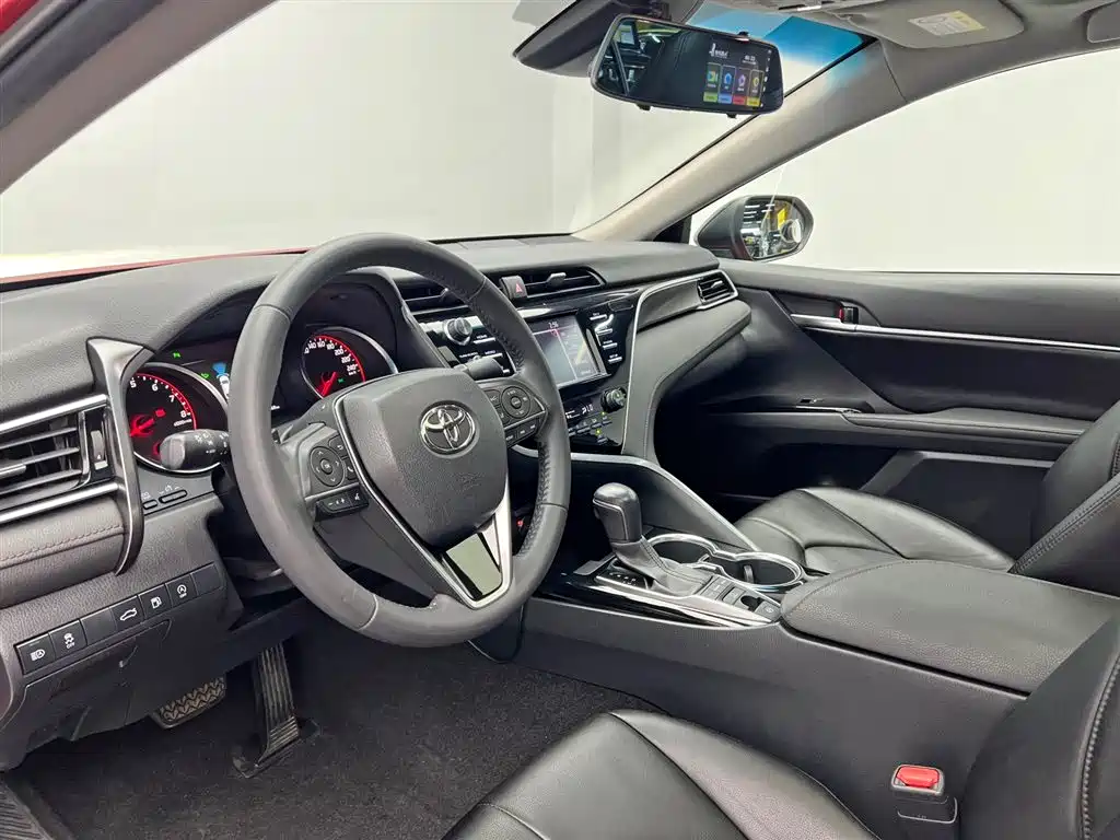 Toyota Camry 2018 — фото 11