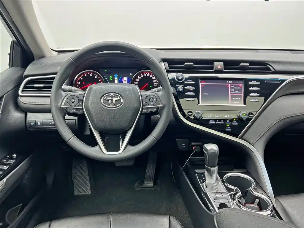 Toyota Camry 2018 — фото 16