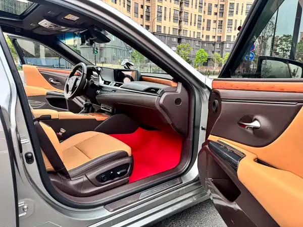 Lexus ES 2020