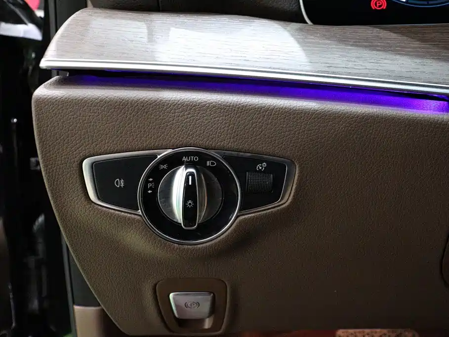 Mercedes-Benz E-Class 2023 — фото 17