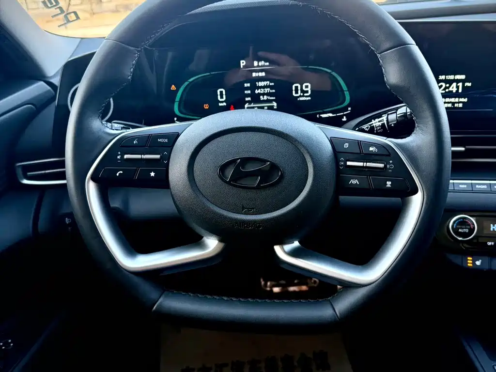 Hyundai Elantra 2023 — фото 23