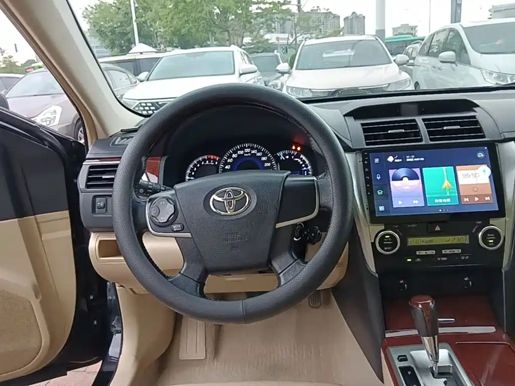 Toyota Camry 2014 — фото 17