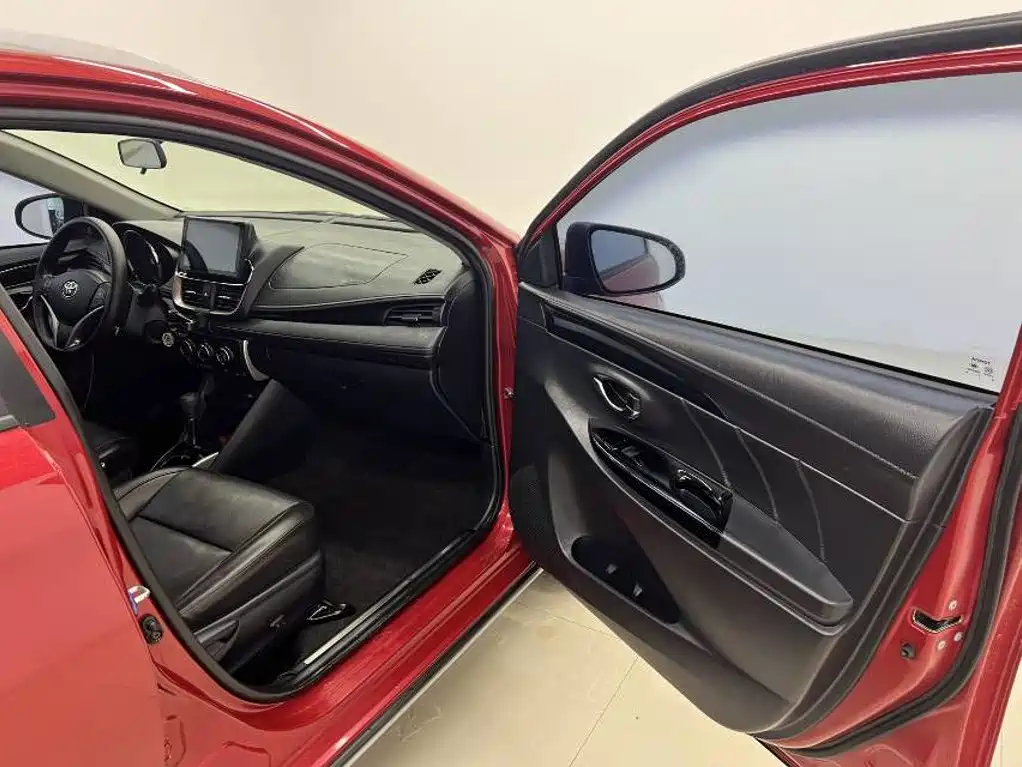 Toyota Yaris L 2022 — фото 13