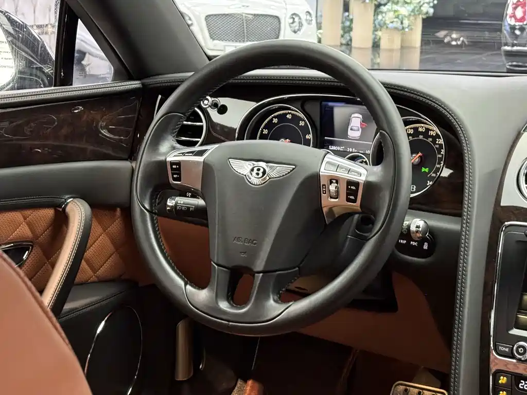 Bentley Flying Spur 2017 — фото 10