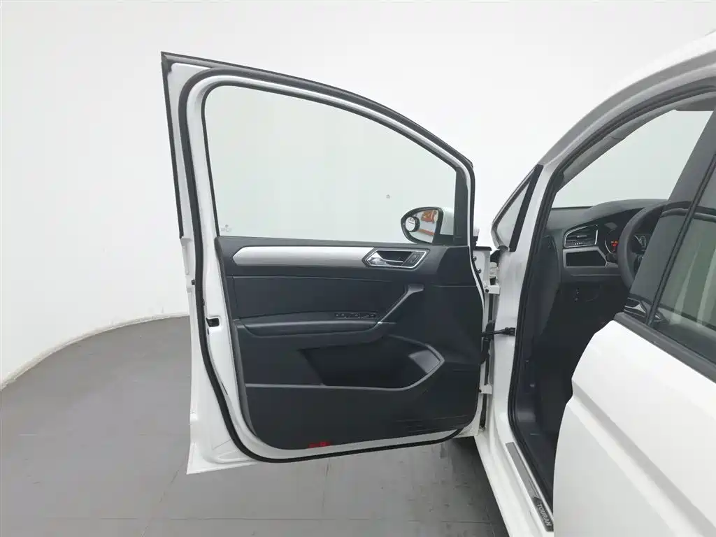 Volkswagen Touran 2018 — фото 8