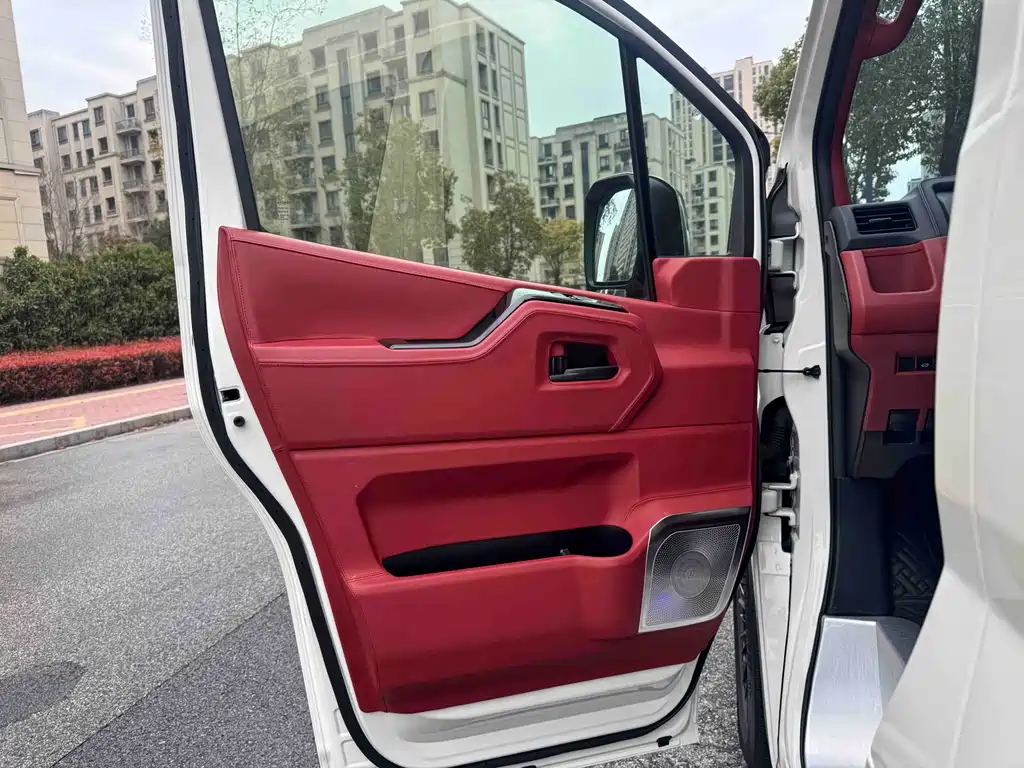 Toyota Hiace 2024 — фото 7