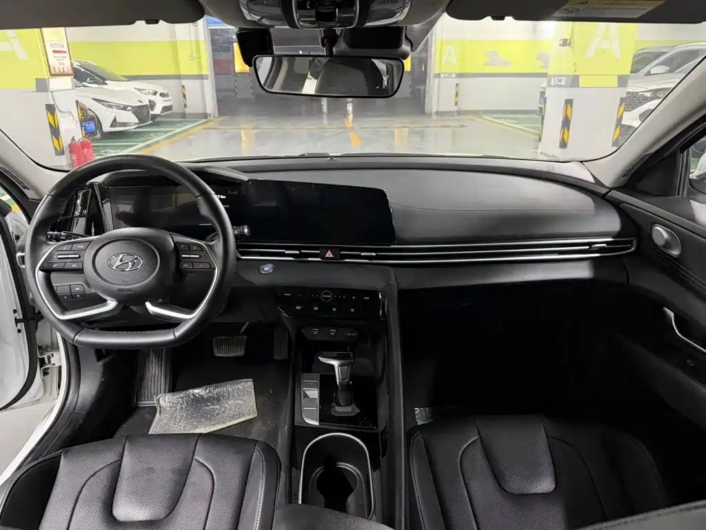 Hyundai Elantra 2023 — фото 12