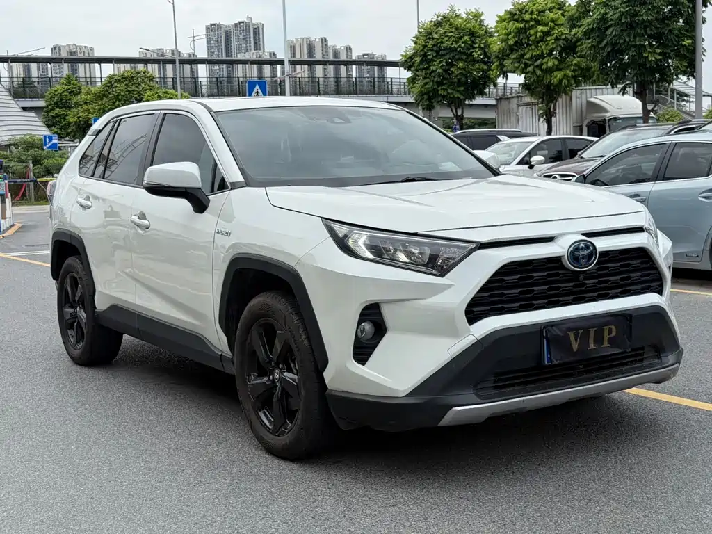 Toyota RAV4 2021 — фото 3