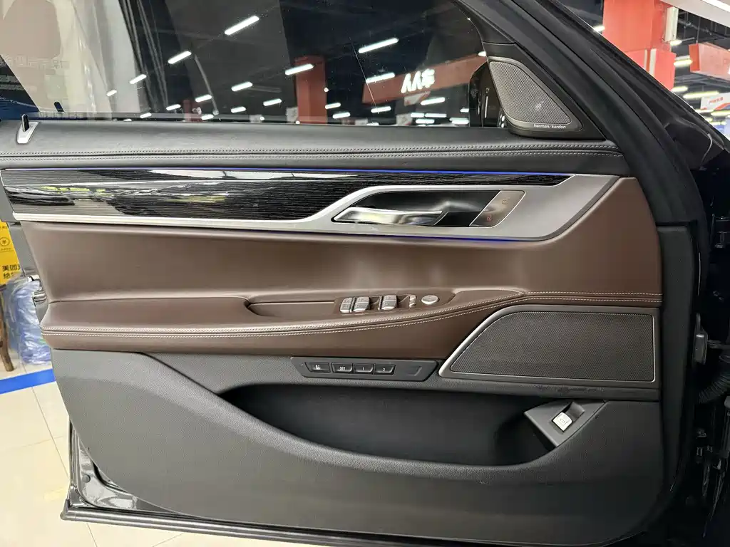BMW 7 Series 2018 — фото 11
