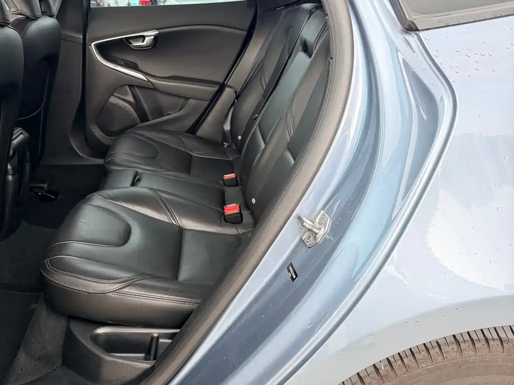 Volvo V40 2017 — фото 10