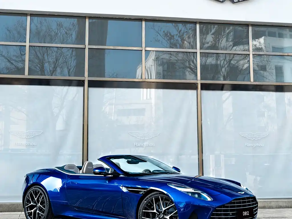 Aston Martin DB12 — фото 16