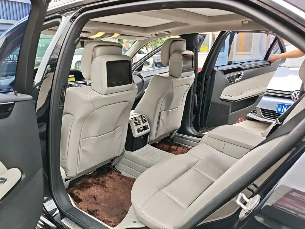 Mercedes-Benz E-Class 2010 — фото 15
