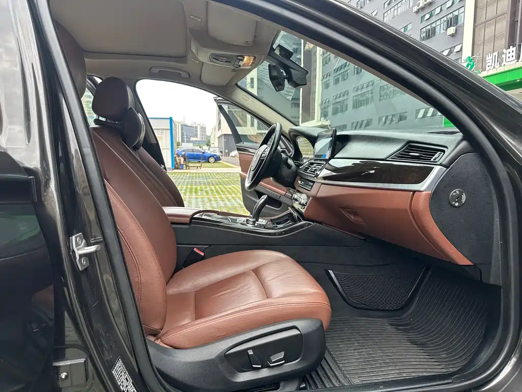 BMW 5 Series 2015 — фото 10
