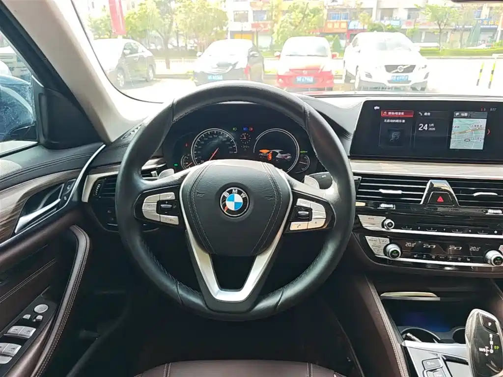 BMW 5 Series 2018 — фото 11