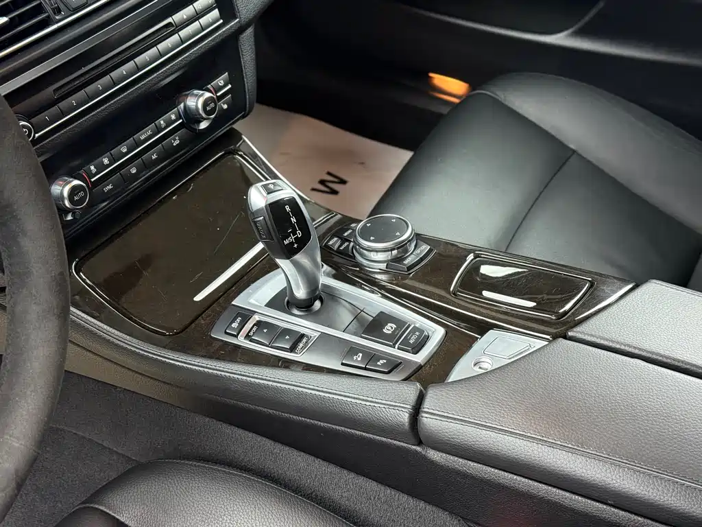 BMW 5 Series 2015 — фото 17