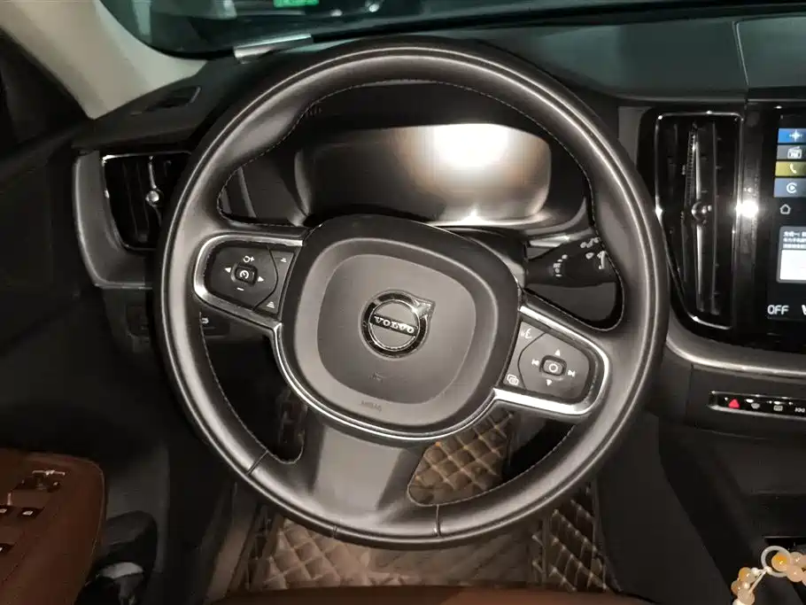 Volvo XC60 2019 — фото 15