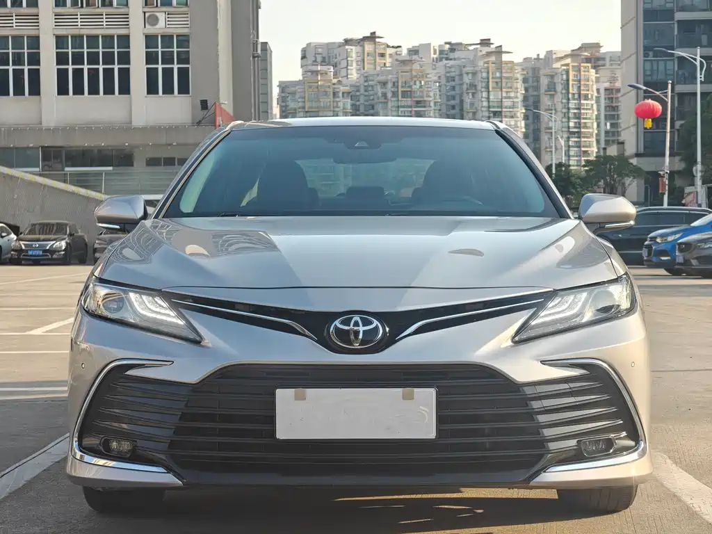 Toyota Camry 2022 — фото 2
