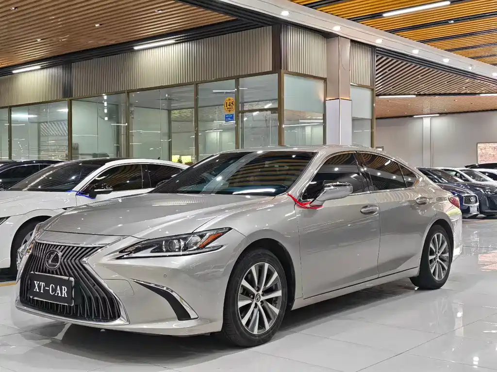 Lexus ES 2020 — фото 1