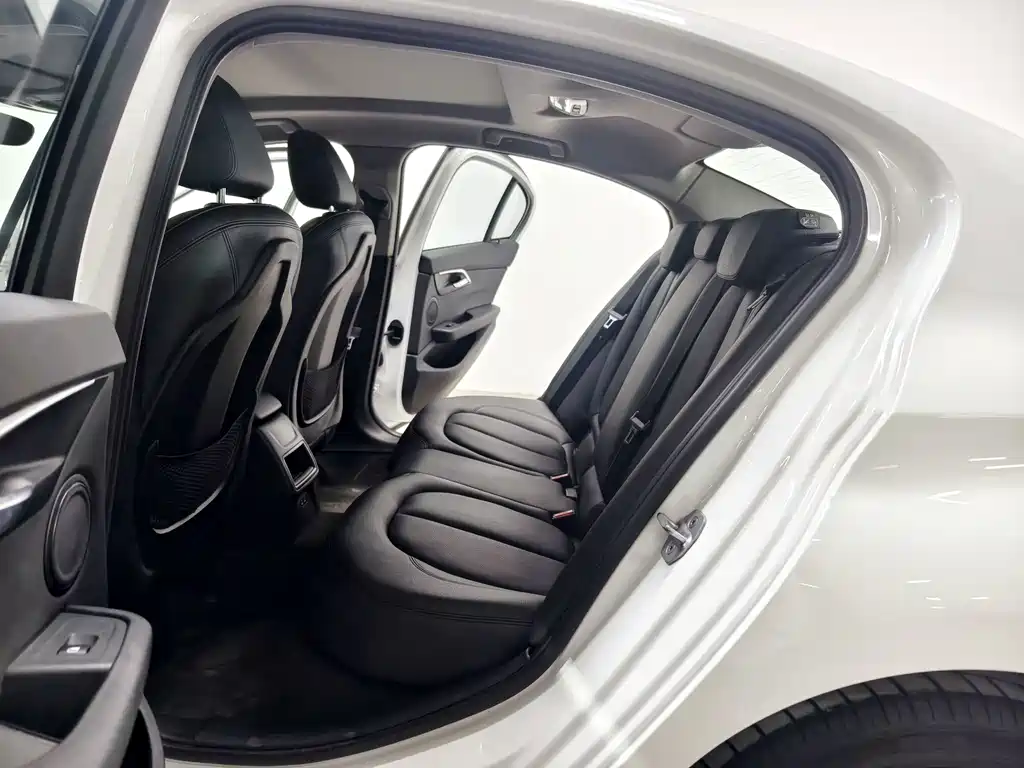 BMW 1 Series 2019 — фото 13