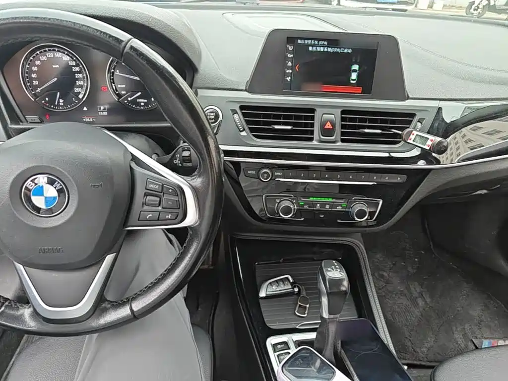 BMW 1 Series 2018 — фото 10