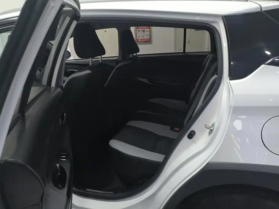 Toyota Yaris L 2023 — фото 11