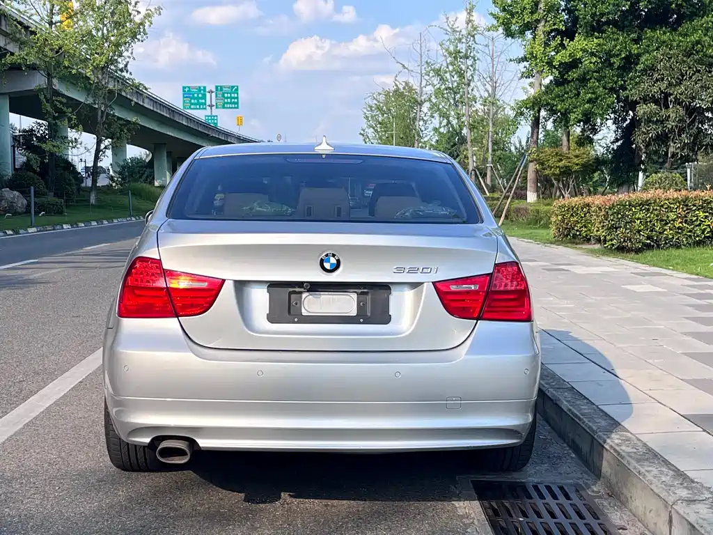 BMW 3 Series 2011 — фото 19