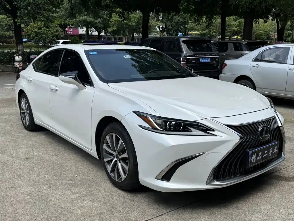 Lexus ES 2020 — фото 1